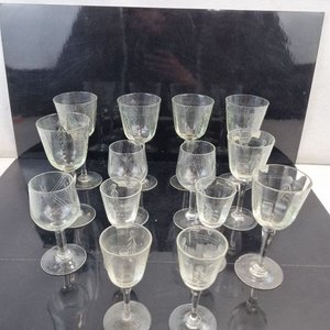 Colección de 14 Copas de Licor de Cristal Grabado - imagen 2