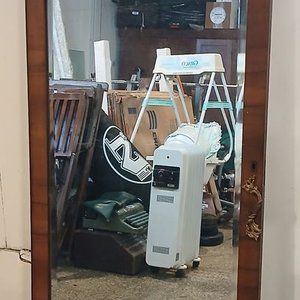 Lote siguiente: Espejo Rectangular con Marco de Madera y Detalle de Bronce
