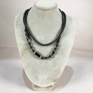 Lote anterior: Dos Collares Largos Negros con Detalles Dorados
