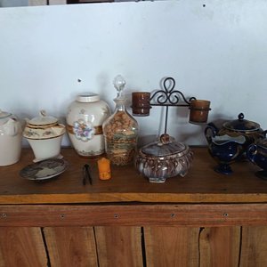 Lote de Adornos Antiguos: Florero, Botellón, Teteras y Más - imagen 1