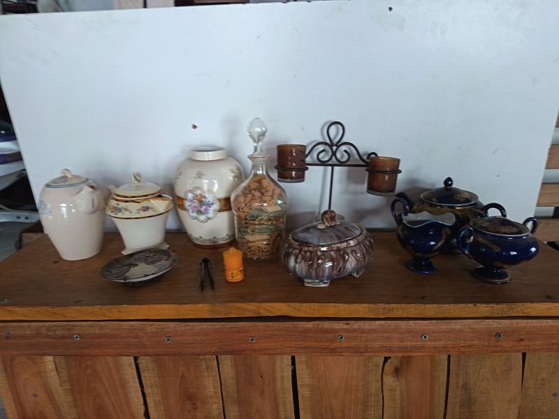 Lote de Adornos Antiguos: Florero, Botellón, Teteras y Más