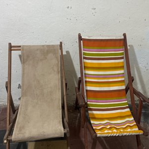 Lote siguiente: Dos Sillas de Playa Plegables de Madera y Tela