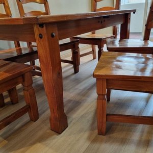 Juego de Comedor Rústico: Mesa de Pino con 6 Sillas Estilo Escalera - imagen 3