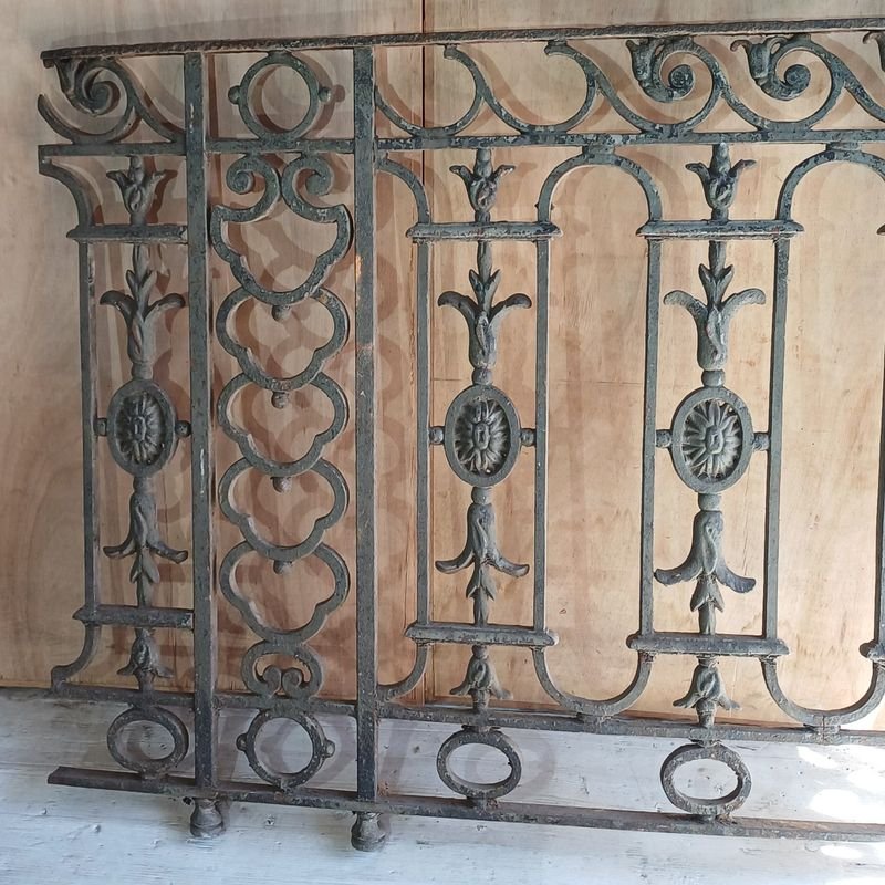 Reja balconera antigua en hierro forjado con apliques de hierro fundido - imagen 2