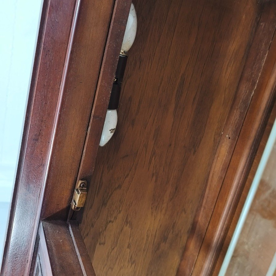 Muebles de Madera con Puertas de Vidrio y Estructura de Madera - imagen 27