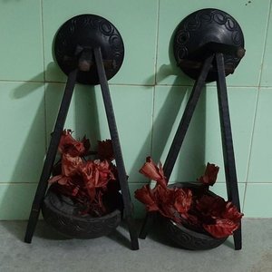 Lote de Vasijas de Barro, Centro de Mesa de Vidrio Rosado y Adornos de Madera - imagen 3