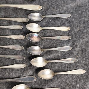 Lote de 17 Cucharas de Metal Plateado - imagen 2