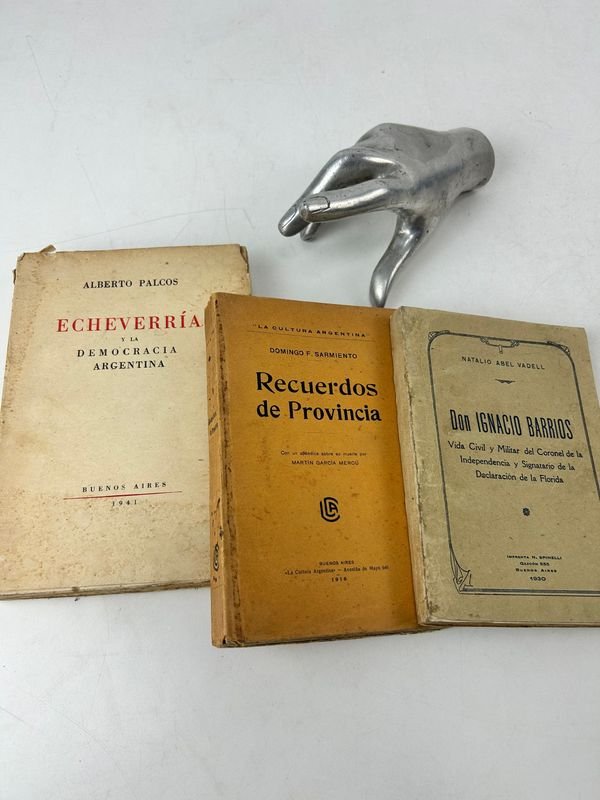 Lote siguiente: Tres libros de historia y pensamiento rioplatense