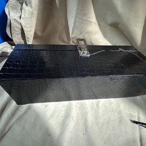 Elegante Caja Negra para Vino con Accesorios y Cierre Metálico - imagen 2