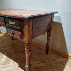 Antiguo Escritorio de Madera con 5 Cajones y Patas Torneadas - imagen 2
