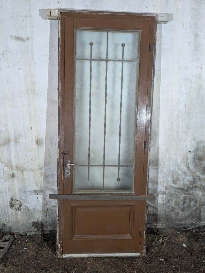 Puerta antigua vidriada en cedro, con reja y marco de pinotea. - imagen 9