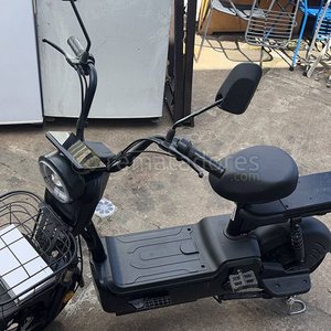 Bicicleta Eléctrica Negra con Canasto Frontal - imagen 3