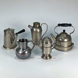 Lote anterior: Set de 5 Piezas Metálicas Vintage: Coctelera, Jarra, Cafeteras y Caldera Eléctrica