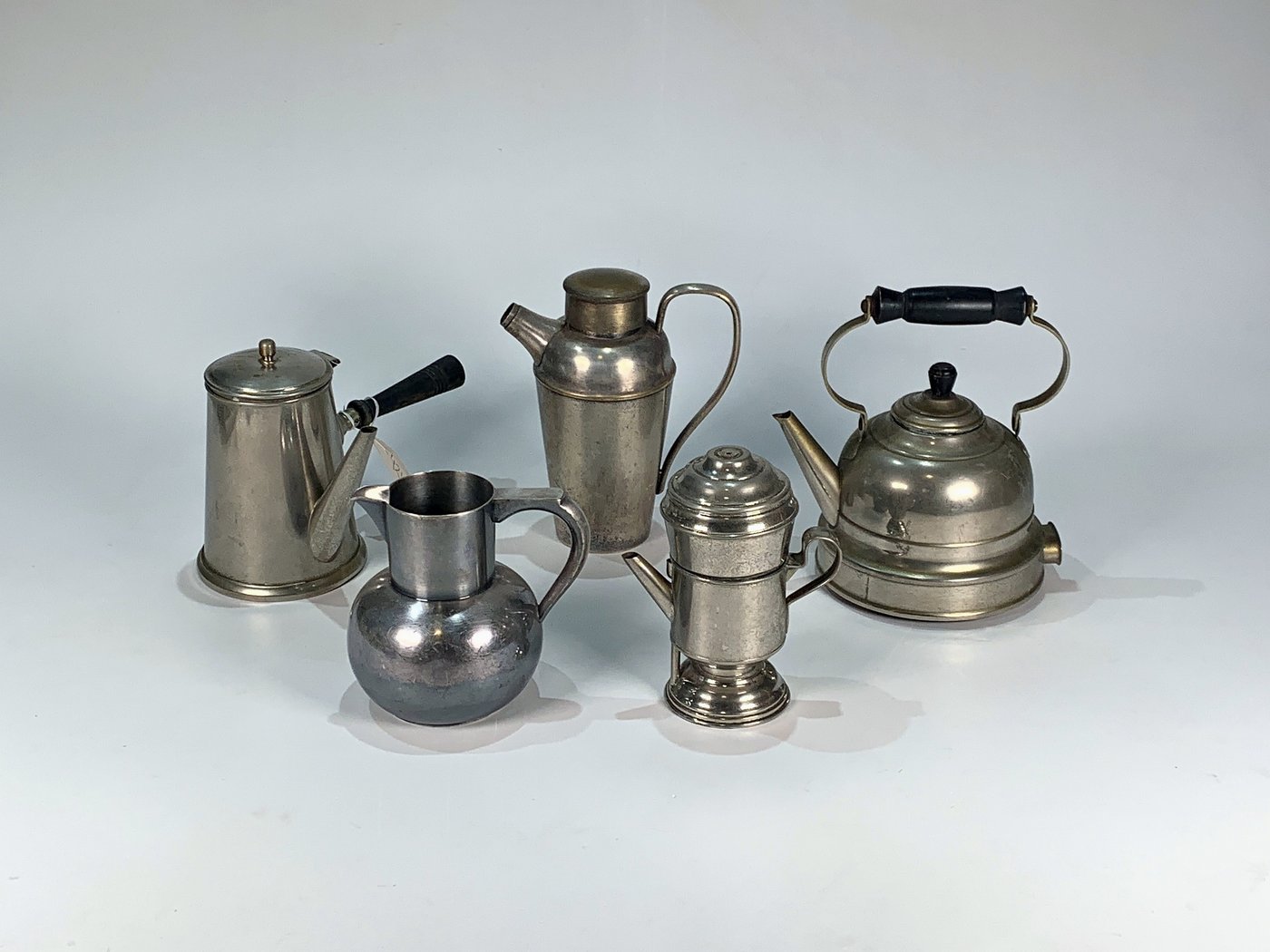 Set de 5 Piezas Metálicas Vintage: Coctelera, Jarra, Cafeteras y Caldera Eléctrica