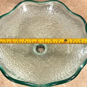 Bacha de Apoyo de Cristal Translúcido Verde Agua con Diseño Floral y Bordes Ondulados - imagen 3
