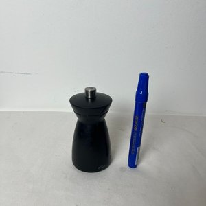 Lote anterior: Pimentero Clásico Negro de Madera con Mecanismo Metálico