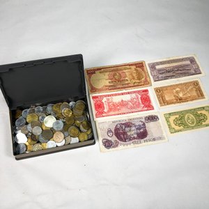 Caja con 212 Monedas y Lote de Billetes Antiguos - imagen 1