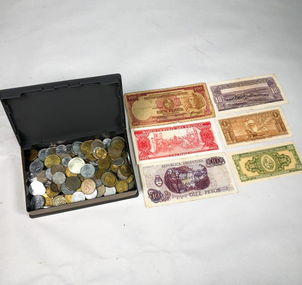 Caja con 212 Monedas y Lote de Billetes Antiguos