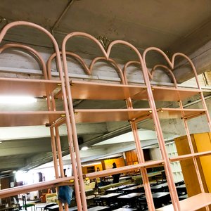 Estantería y Mueble de Recepción Rosa Metálico con Cajones - imagen 3