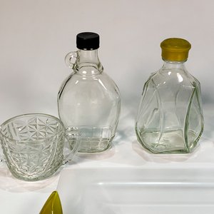 Set de 9 Piezas de Vajilla y Cristalería: Licoreras, Vasos, Dulcera, Mantequera y Bandeja - imagen 2