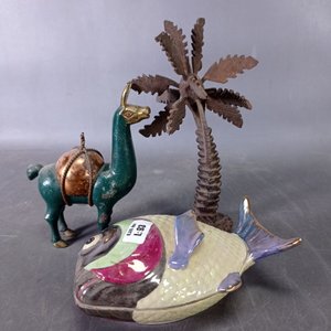 Lote de 3 piezas decorativas: Alhajero pez, llama en bronce y palmera de madera - imagen 2