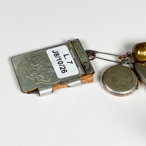 Conjunto de Relicario, Guarda Foto, Porta Libreta y Juego de Manicura Vintage - imagen 5