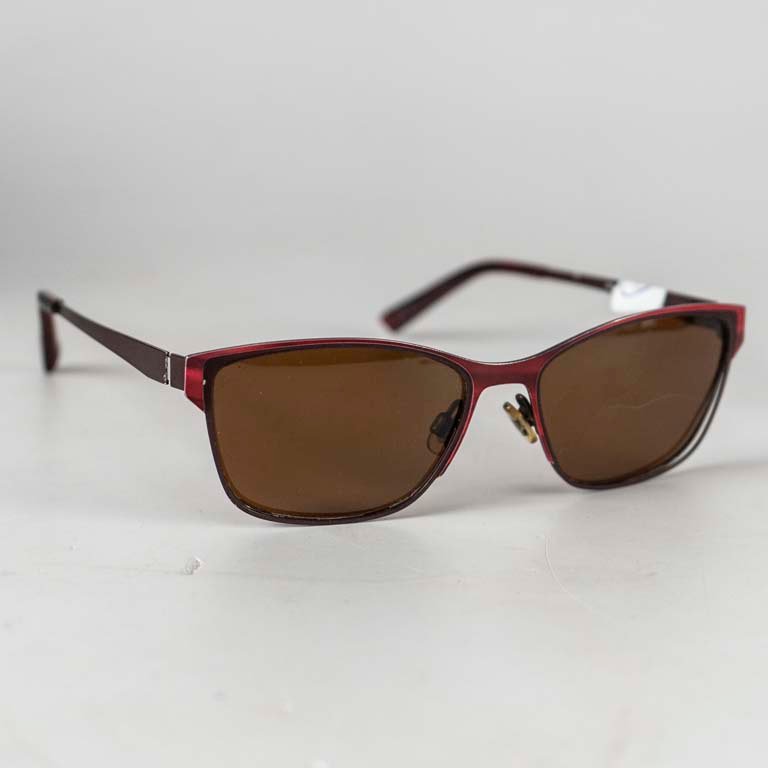 Lote siguiente: Lentes de sol Nomad con detalles