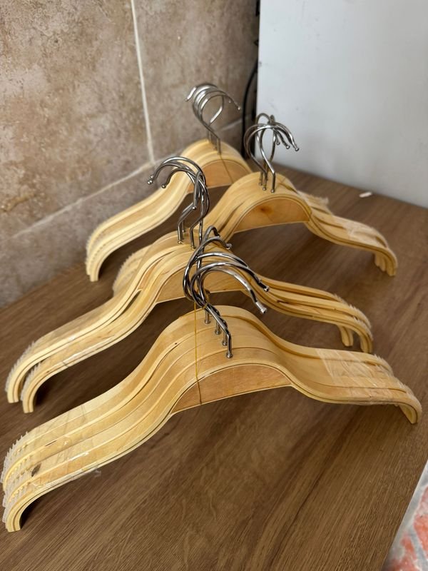 Lote de 10 Perchas de Madera Natural