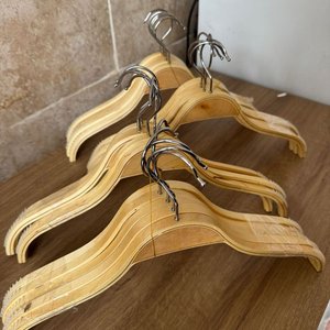 Lote siguiente: Lote de 10 Perchas de Madera Natural