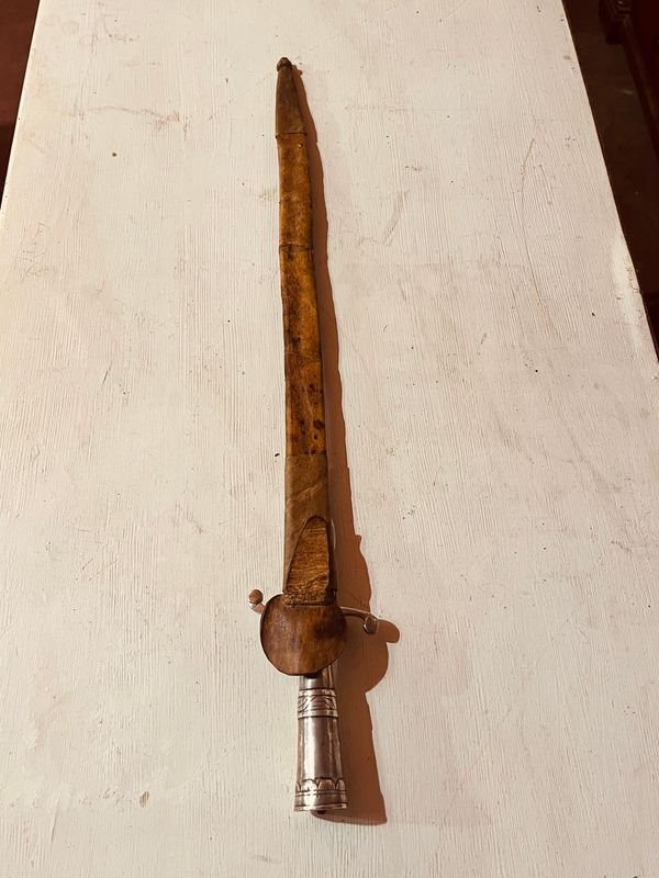 Espada antigua con vaina de cuero - imagen 2