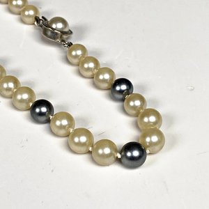 Dos Collares de Perlas de Fantasía con Broche Decorado - imagen 6