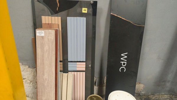 Lote de Muestras de Revestimientos Símil Madera y Envases de Pintura Vacíos - imagen 1