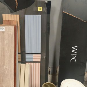 Lote de Muestras de Revestimientos Símil Madera y Envases de Pintura Vacíos - imagen 1