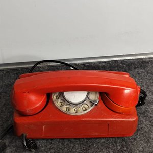 Teléfono Antiguo Rojo con Disco Numérico - imagen 5