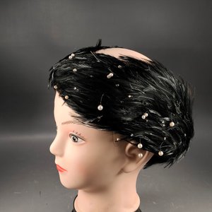 Lote siguiente: Antiguo Tocado de Plumas Negras con Perlas para Eventos Nocturnos
