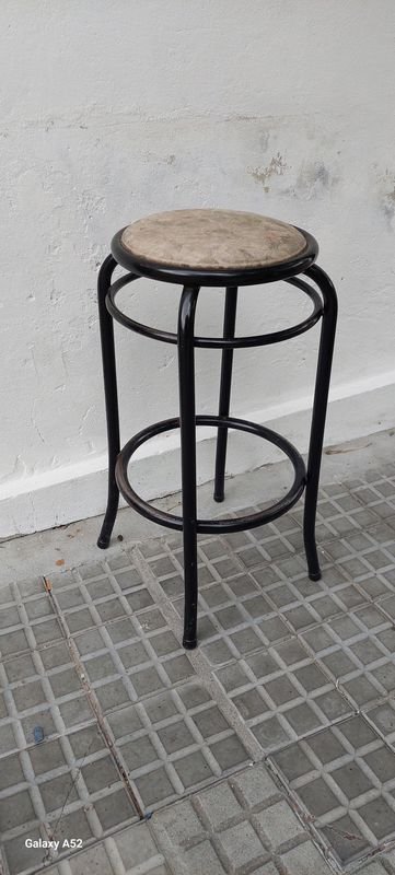 Taburete en hierro con asiento de mármol - imagen 2