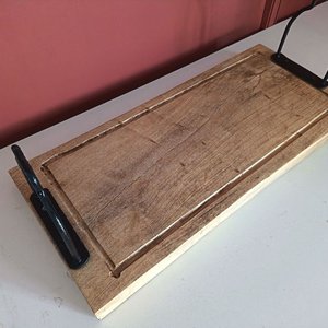 Tabla Artesanal de Madera con Asas Metálicas - imagen 3