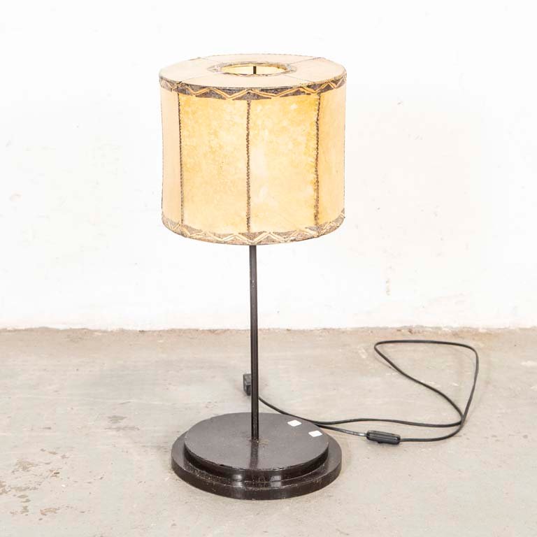 Lote anterior: Lámpara de sobremesa con pantalla de lonja y base metálica