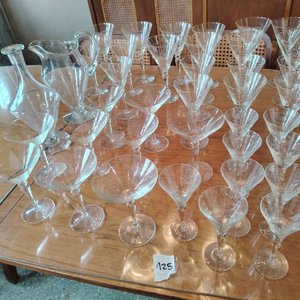 Lote de Copas de Cristal Tallado y Jarra - imagen 2