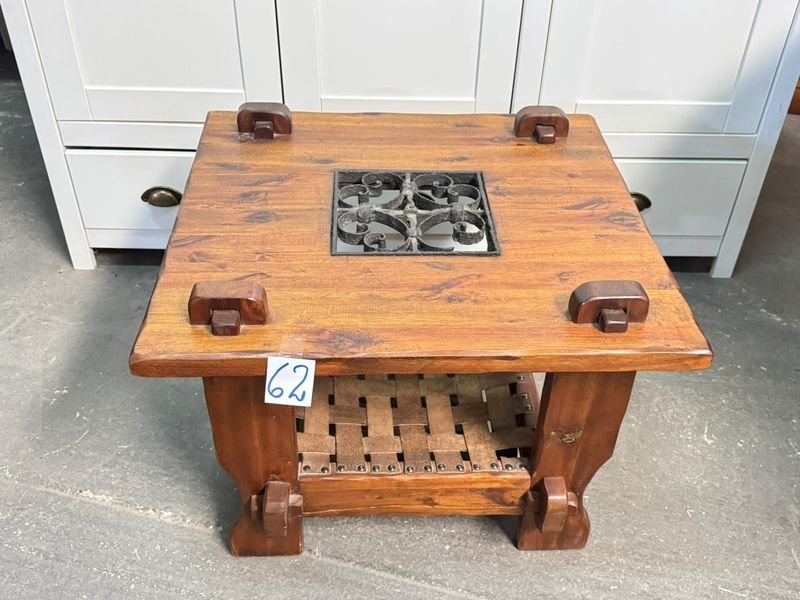 MESA DE LIVING CUADRADA CON ESTANTE DE CUERO - imagen 2