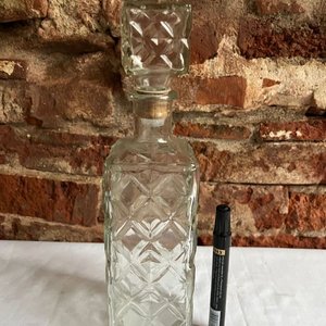 Botellón de Vidrio Repujado para Whisky con Tapón - imagen 3