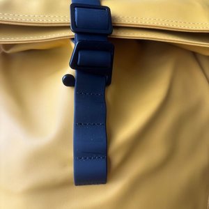 Mochila Gastón Luga Amarilla Impermeable para Notebook - imagen 3