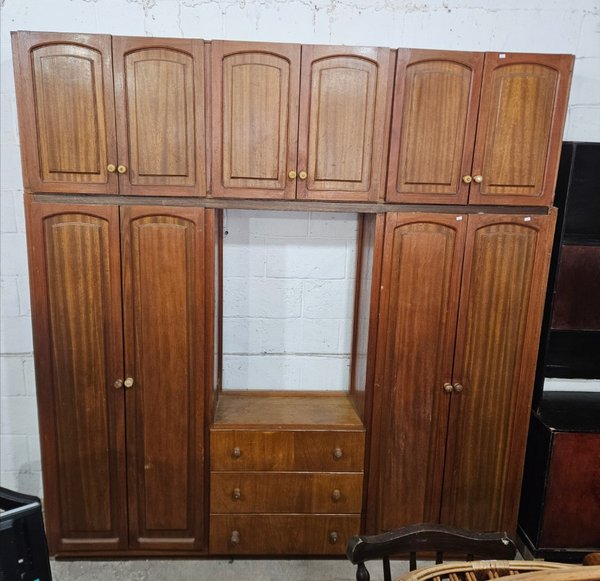 Placard de Madera con Compartimentos y Cajonera Central