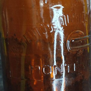 Botella Antigua de Vidrio Ámbar - Instituto Química Montevideo - imagen 3