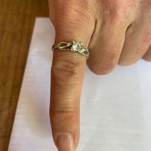 Lote siguiente: Anillo Sellado de Metal Blanco con Piedra Central