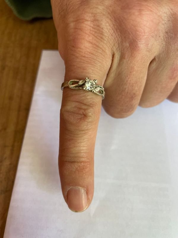Anillo Sellado de Metal Blanco con Piedra Central