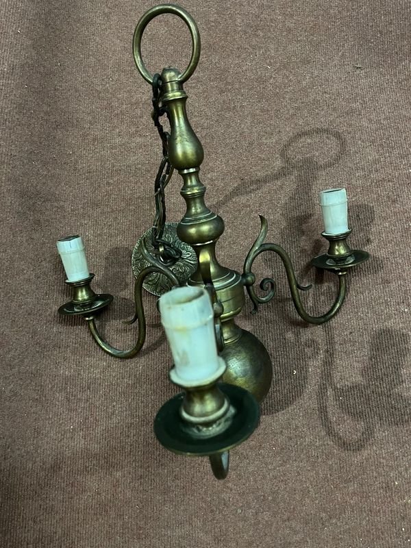 Lote siguiente: Lámpara de candelabro colgante de tres picos