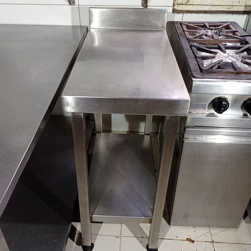 Lote anterior: Mesa gastronómica en acero inoxidable con estantes