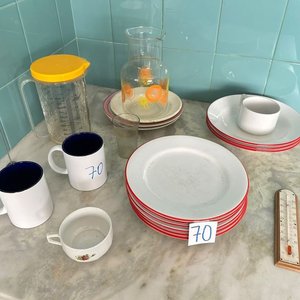 Lote de Vajilla: Platos Playos y Hondos, Tazas y Jarra de Vidrio - imagen 3