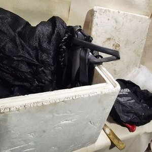 Conservadora de Espuma, Sombrilla con Tensores, Matera de Cuero y Duchero de Camping - imagen 3